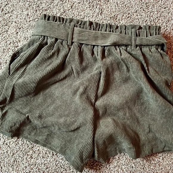 Paper bag shorts with sash green new corduroy - Picture 2 of 3